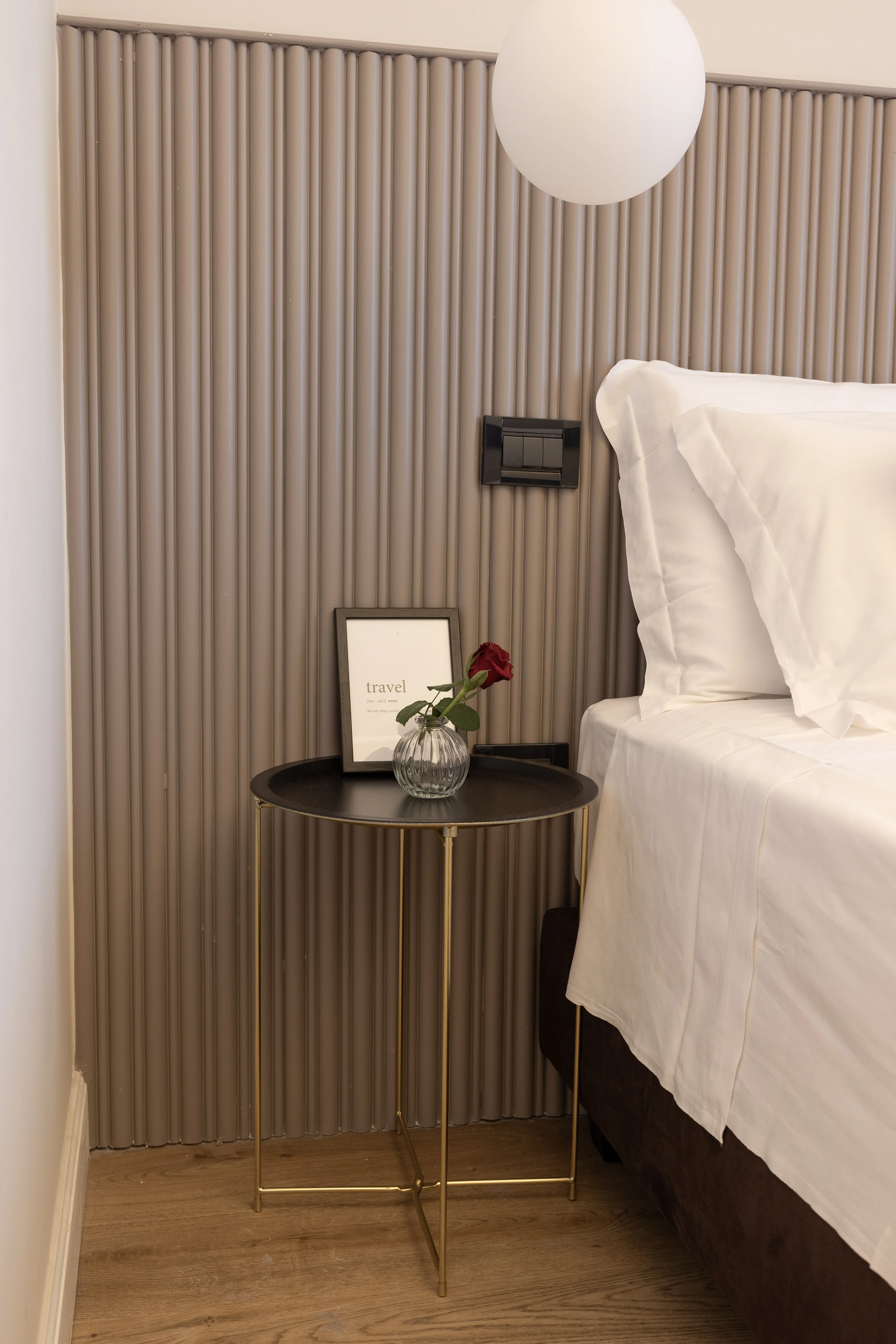 Comodino dorato con rosa e lampada a sfera