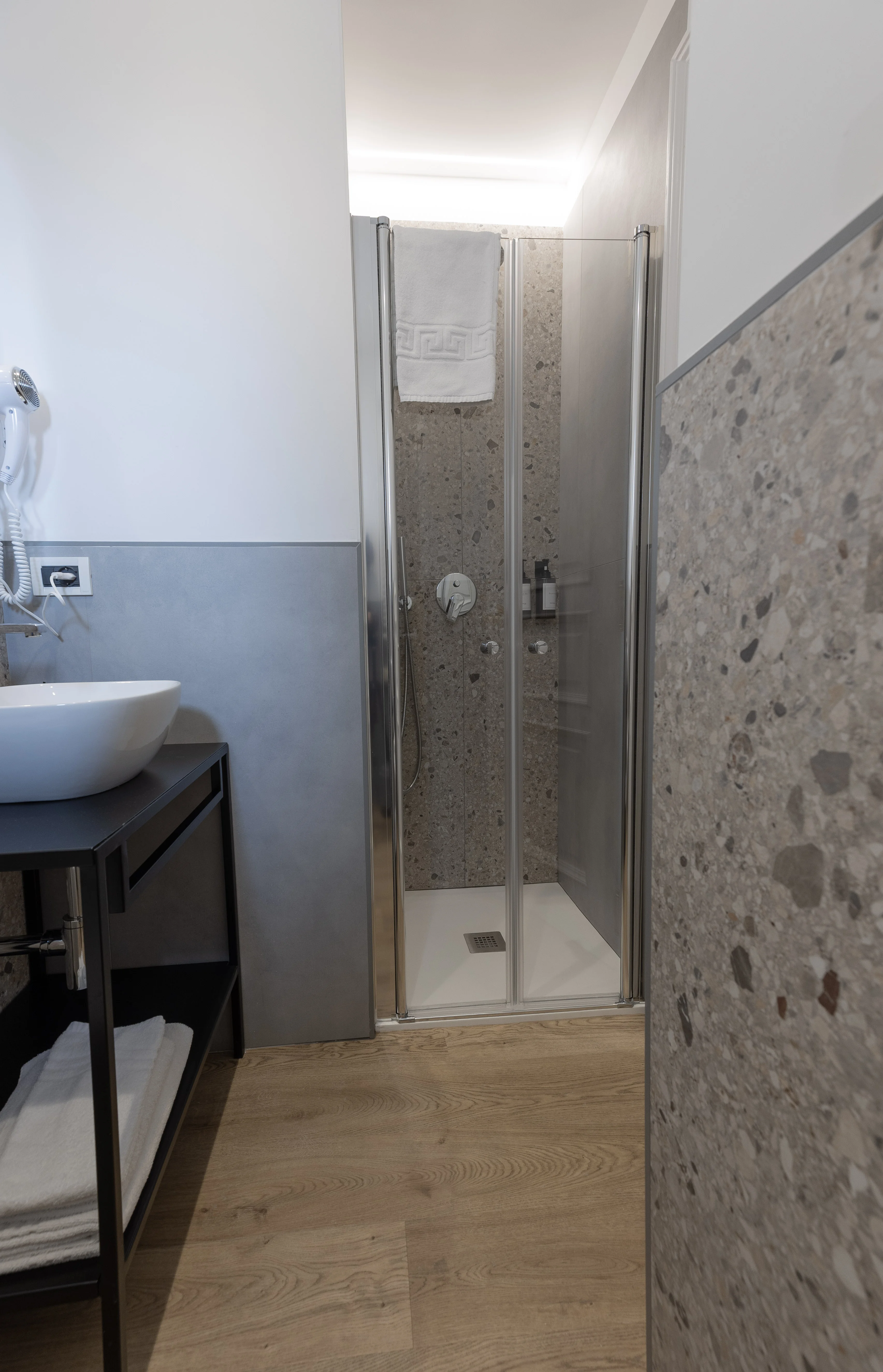 Doccia in muratura con piastrelle in terrazzo