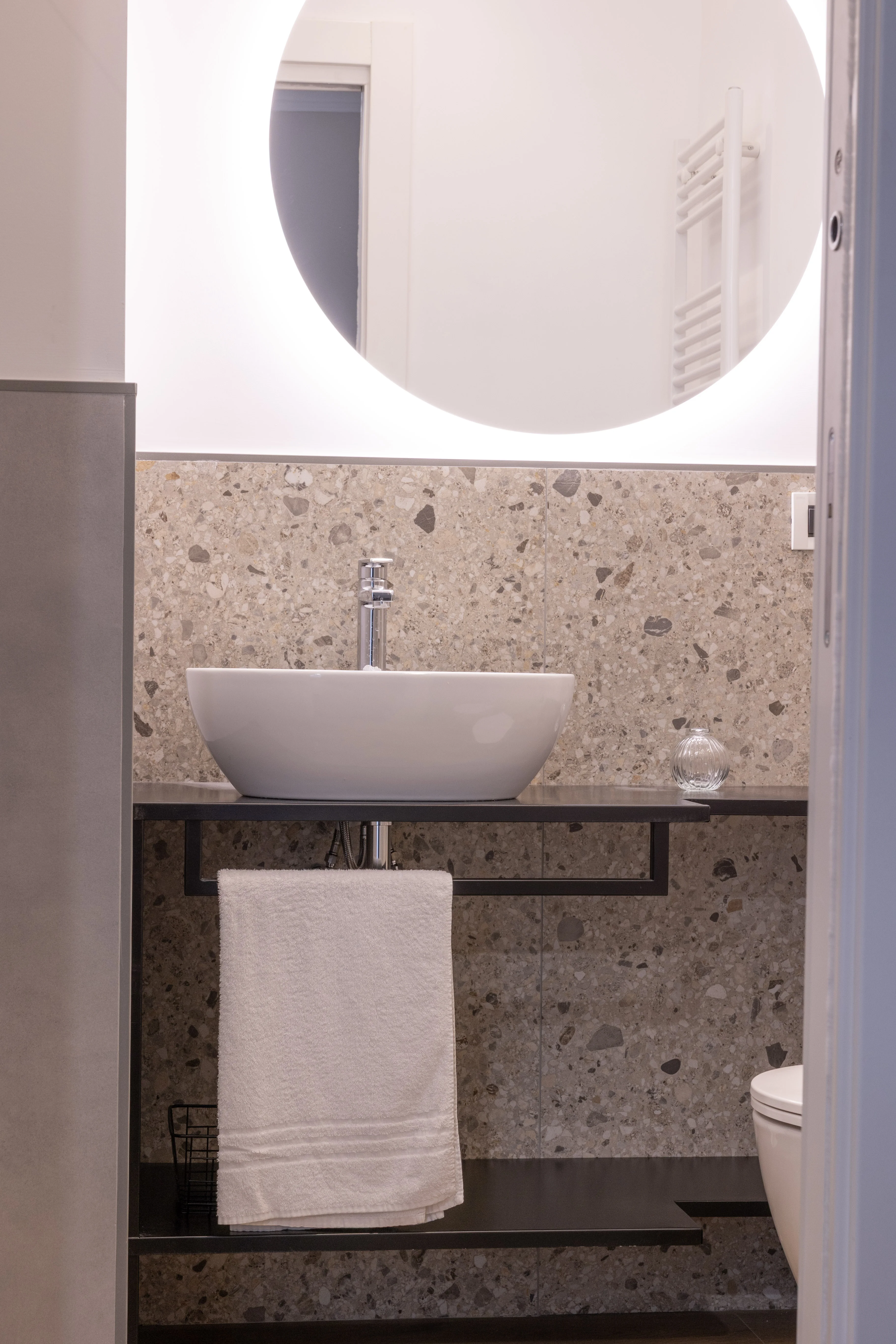 Lavabo con specchio retroilluminato e porta scaldasalviette