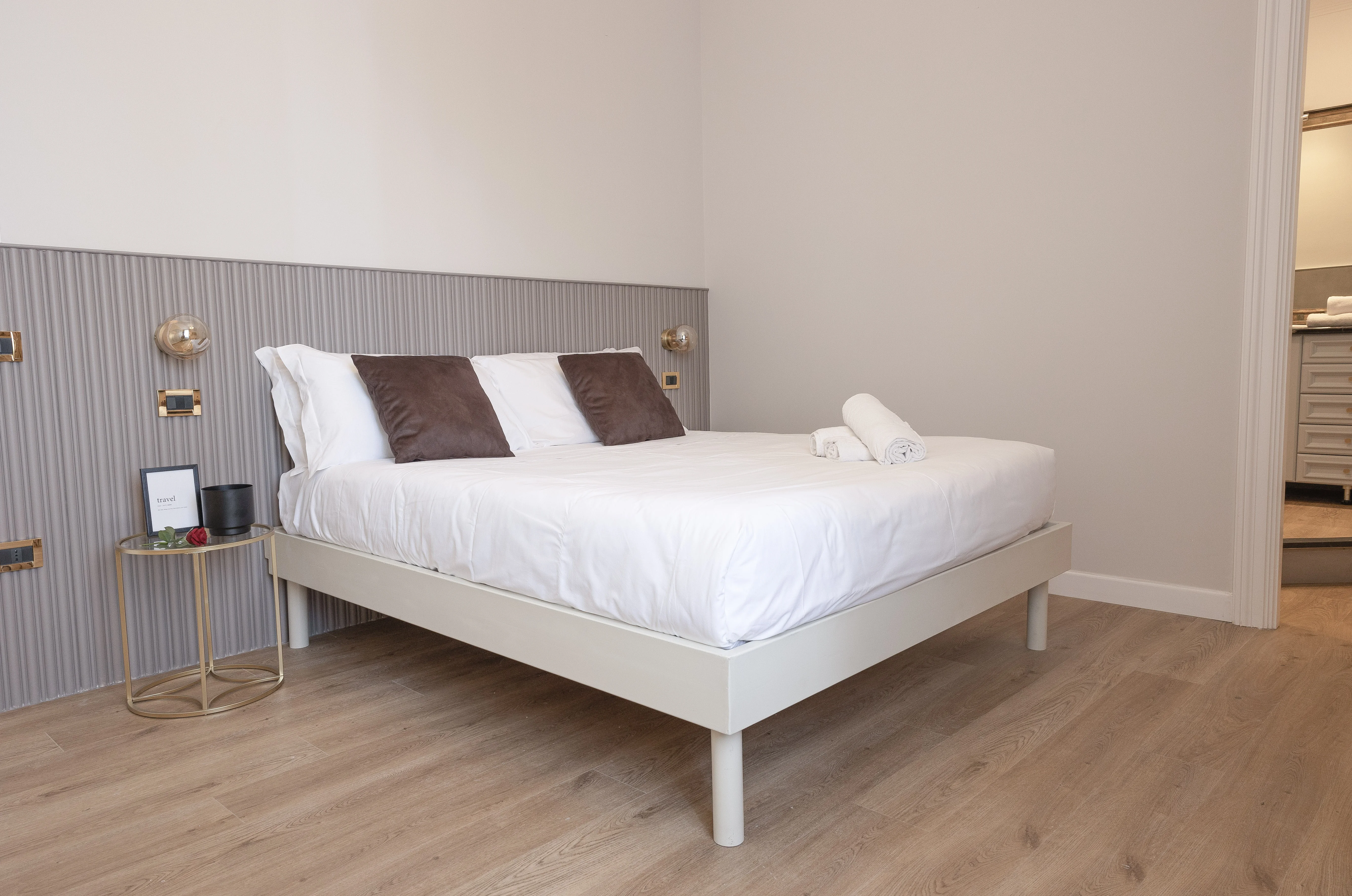 Camera Classic Suite — vista panoramica della stanza con bagno sullo sfondo