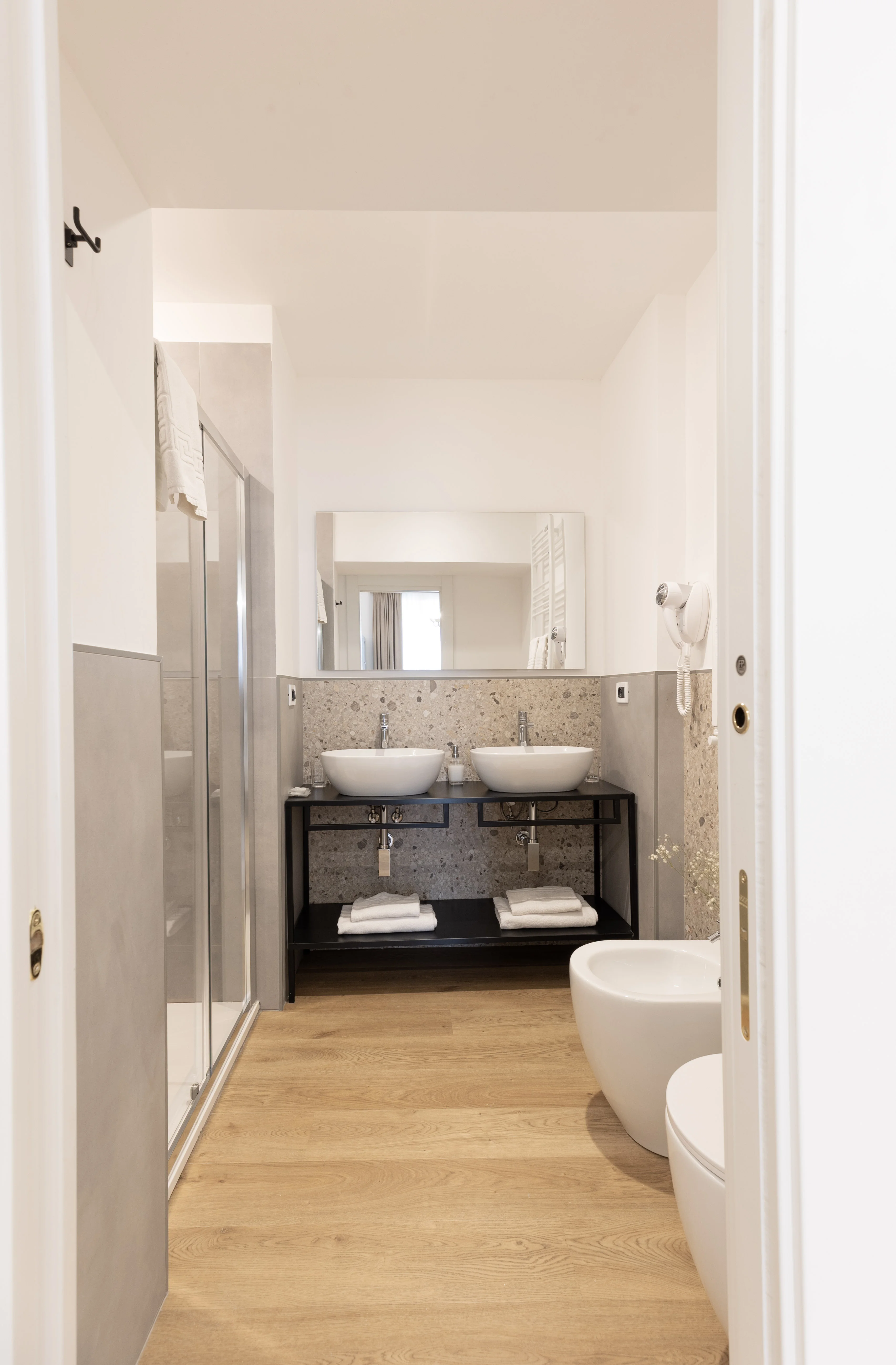 Bagno Camera Deluxe Queen — panoramica con cabina doccia, bidet e porta asciugamani