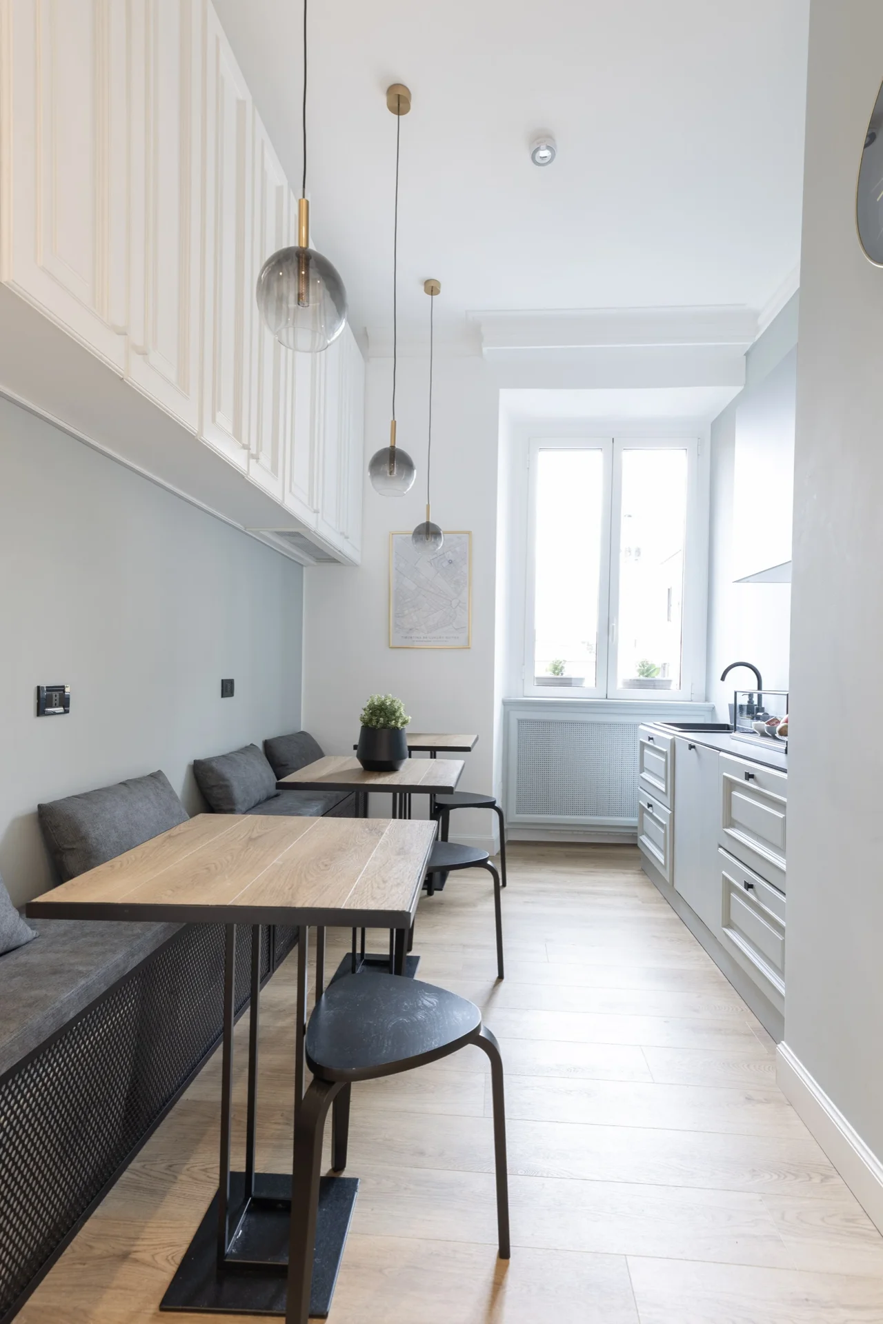 Cucina comune con tavoli condivisi